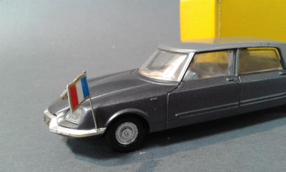 null Dinky Toys Citroën présidentielle, 
très bon état
(boite reconstituée, drapeau...