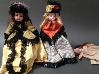 null Trois petites poupées en porcelaine, fin 19ème siècle
poupée à la robe jaune...