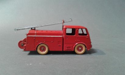 null Dinky Toys, 32E Berliet 1er secours, made in France
bon état