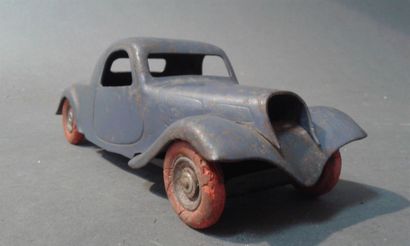 null LES JOUETS CITROEN Traction coupée
En métal peint 
L : 15 cm
usures, oxydat...