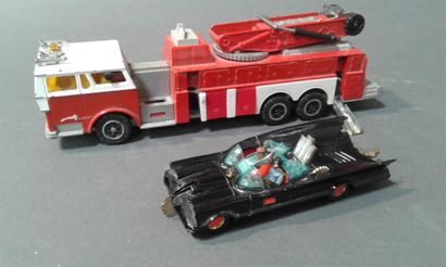 null Lot de deux voitures:
Camion de pompier Majorette
CORGI voiture de batman