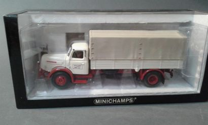 null MINICHAMPS Camion Büssing 8000S, plateau ridelles, bâche grise,1950, réf 079020
Produit...