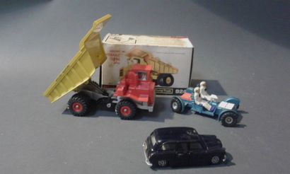 null Dinky Toys, trois véhicules dont camion benne 924 dans boite