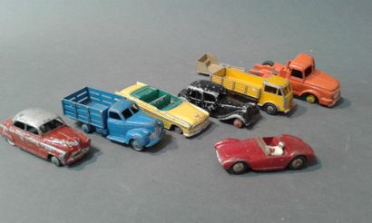 null Dinky Toys, 7 véhicules 
Etats divers (moyen à mauvais)