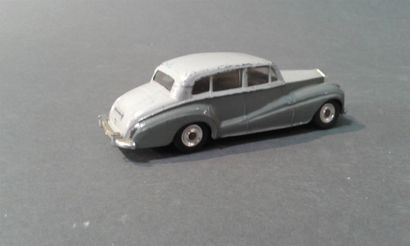 null Dinky Toys Rolls Royce silver Wraith, made in England
Peinture écaillée