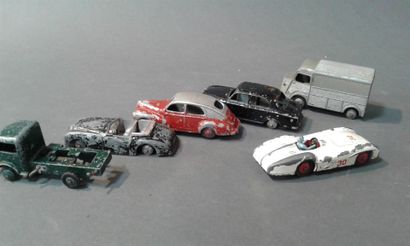 null Dinky Toys, six véhicules
dont Mercedes Benz n°237
Etats divers (moyen à ma...