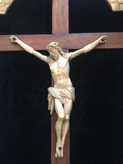 null Christ en ivoire XVIIIè dans un cadre en bois doré (accidents aux doigts des...