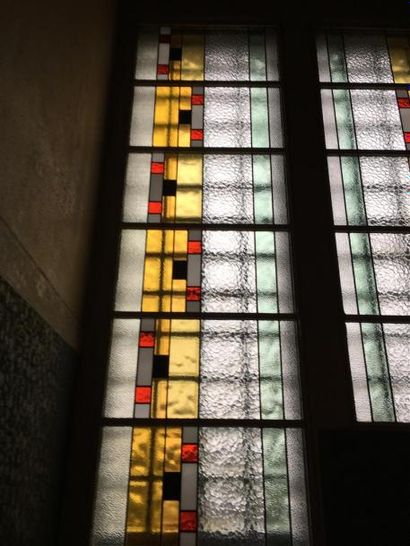 null Deux hauts vitraux en verre teinté vers 1930