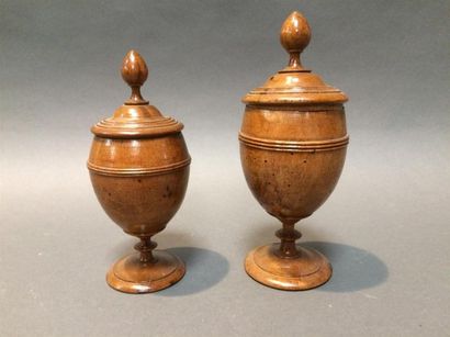 null deux pots à épices en bois H: 19-22 cm