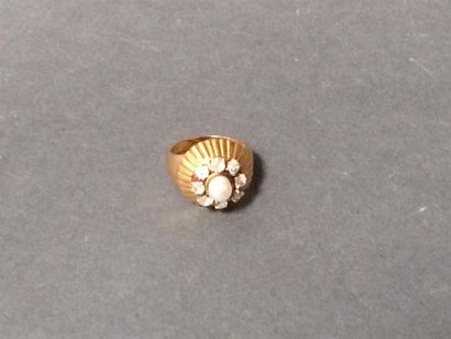 null Bague en or jaune (750) 18K corolle, ciselée de rayons, au centre une perle...