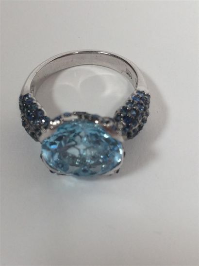 null Bague en argent (925) ornée d'une topaze bleue sertie, anneau pavé de saphirs....