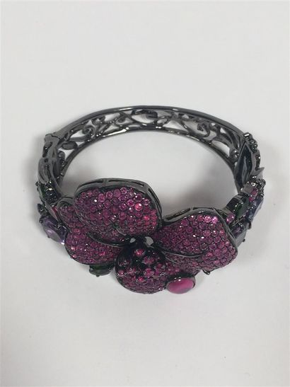 null Bracelet jonc en argent ouvrant. Motif floral de pierres 160708s et rubis traités....