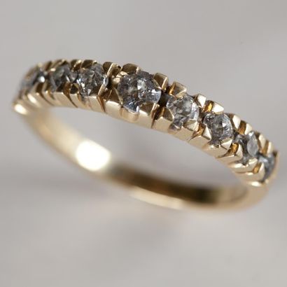 null Demi alliance américaine en or jaune (750) 18K sertie de 9 diamants taille ancienne...