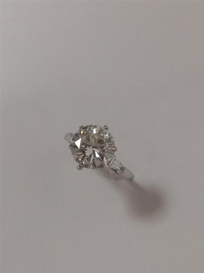 null Diamant de 2,70 carats environ taille ancienne. SI1. Monture débris or (750)...