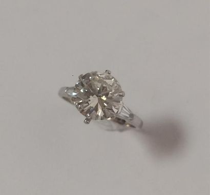 null Diamant de 2,70 carats environ taille ancienne. SI1. Monture débris or (750)...