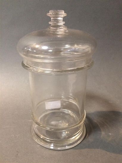 null Bonbonnière en verre
H : 22 cm
(éclat sur la bordure en bas)