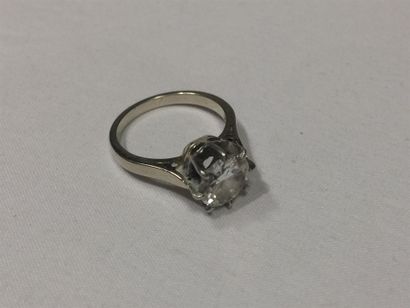 null Bague en platine et or gris (750) 18K huit griffes retenant un diamant taille...