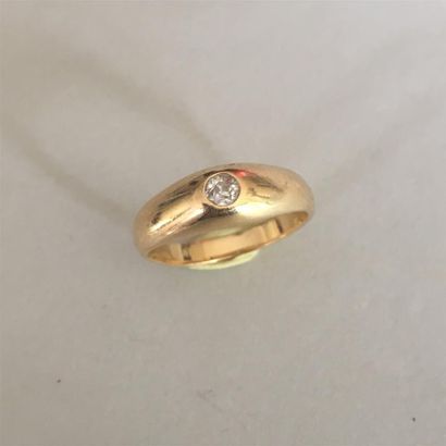 null Bague jonc anglais en or jaune (750) 18K serti d'un diamant taille ancienne...