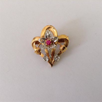 null Broche en or deux tons (750) 18K. Décor floral et étoile sertis de diamants...