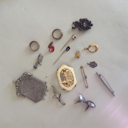 null Lot de bijoux en argent et métal: Une bourse en argent, broches, pendentifs,...