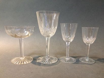 null Bohême, service de verres en cristal taillé
12 coupes
14 verres à eau
16 verres...