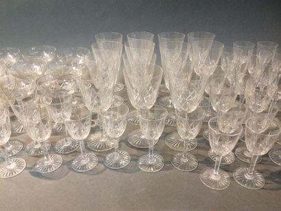 null Bohême, service de verres en cristal taillé
12 coupes
14 verres à eau
16 verres...