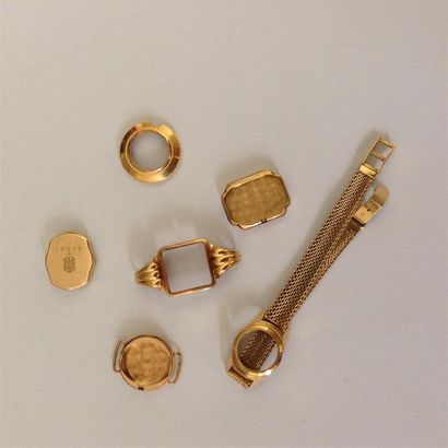null Trois boîtiers de montre en or jaune (750) 18K et un bracelet en or jaune (750)...