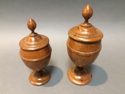 null Deux pots à épices en bois
H: 19 et 22 cm