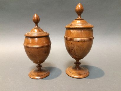 null Deux pots à épices en bois
H: 19 et 22 cm