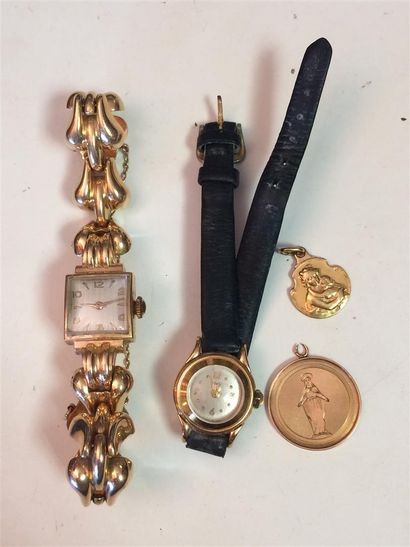 null Lot de débris or jaune 18K (750)
2 médailles, une montre boitier bracelet en...