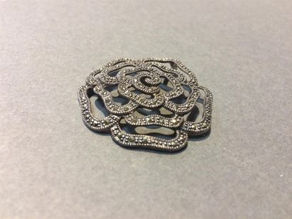 null Pendentif en argent, corolle ajourée, ornée d'hématites. Poids : 9,30 g. On...