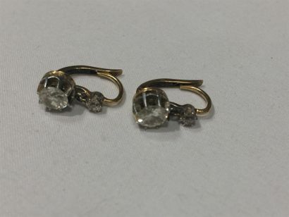 null Paire de boucles d'oreilles dormeuses" en or jaune (750) 18K griffées de diamants...