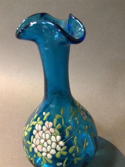 null Vase en verre bleu décor floral
H : 19 cm