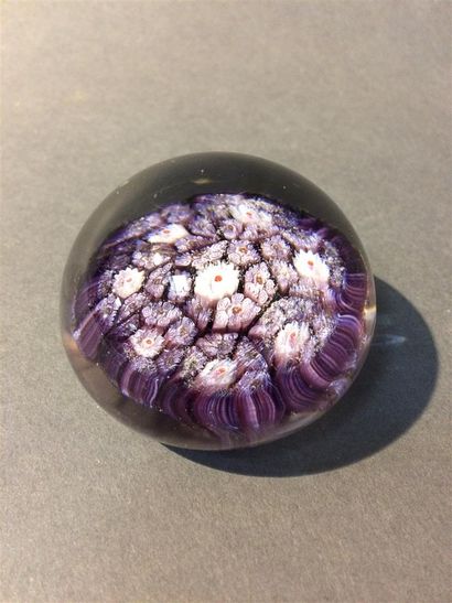 null Boule de sulfure en cristal motif floral violet
D : 5 cm