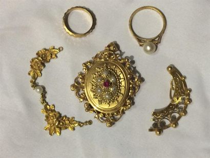 null Lot de bijoux en or jaune (750) 18K vendus en débris. Une bague perle, pendentif...