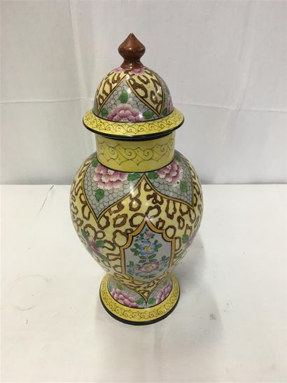 null Potiche couverte en porcelaine peinte PALLAS à Limoges Vers 1920 
H : 48 cm