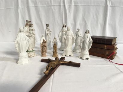 null Onze statuettes en porcelaine et faïence, trois missels, un crucifix