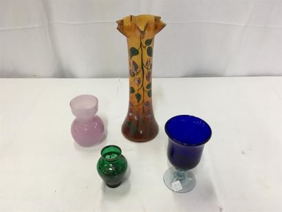 null Quatre pièces en verre de couleur et vase émaillée