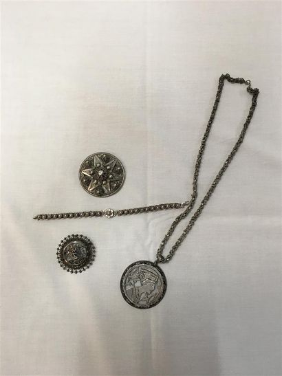 null Un pendentif, deux broches, un bracelet en argent pds : 123 grs