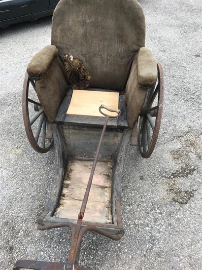 null Chaise à porteur à trois roue deux brancards, un fauteuil
19ème siècle