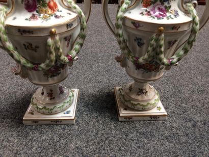 null Paire de vases couverts en porcelaine polychrome, style Louis XVI
H : 22cm ...