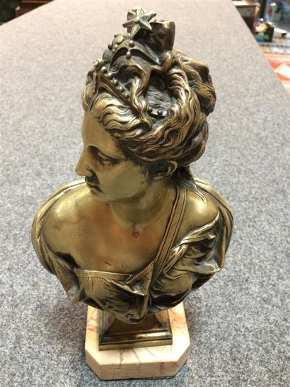 null Buste de femme en bronze doré, socle en marbre de carrare
H : 32cm