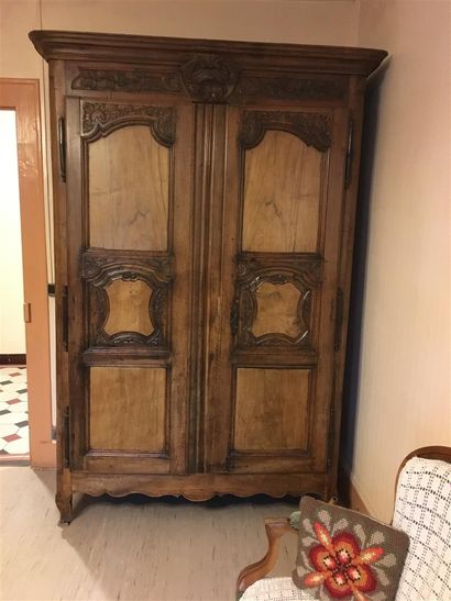 null Armoire lyonnaise en noyer sculpté XIXè H240cm