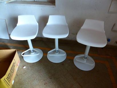 null Trois chaises de bar pivotantes en plastique blanc