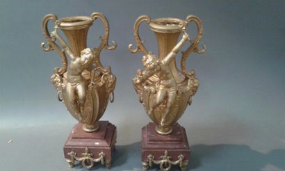 null Paire de vases en bronze doré
H : 42 cm