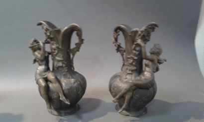 null Paire de vases en régule à décor de femmes en relief H: 34 cm