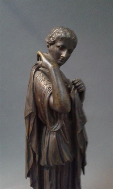 null Femme à la toge, bronze, H: 45 cm
