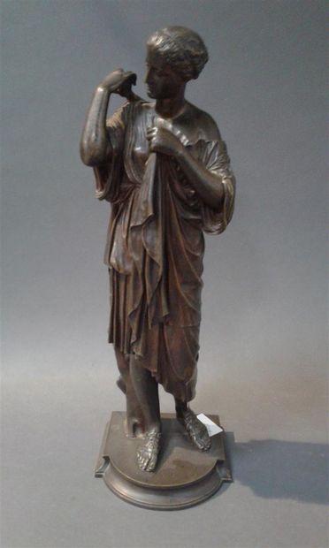 null Femme à la toge, bronze, H: 45 cm