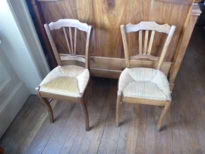 null Cinq chaises paillées en bois clair