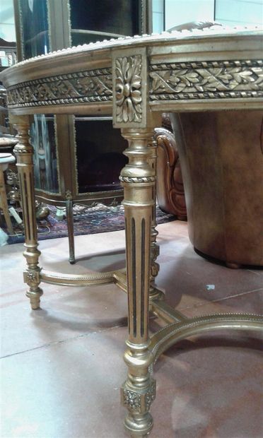 null Guéridon ovale en en bois et marbre doré
Style Louis XVI
vers 1900
L: 72, l:...